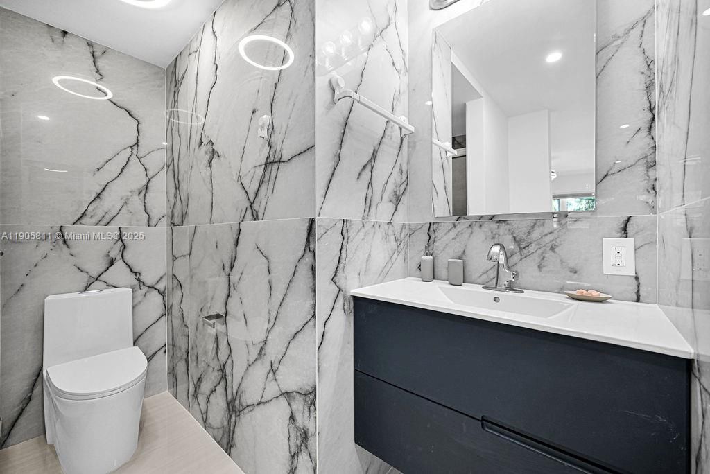 For Sale: $225,000 (2 beds, 1 baths, 920 Square Feet)