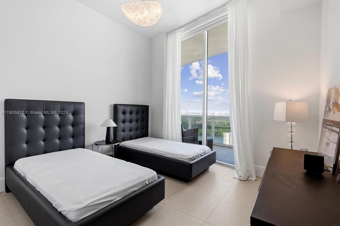 For Sale: $1,330,000 (2 beds, 2 baths, 1463 Square Feet)