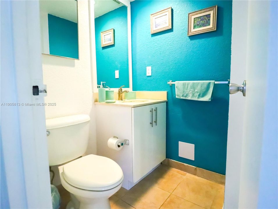 For Sale: $470,000 (1 beds, 1 baths, 905 Square Feet)