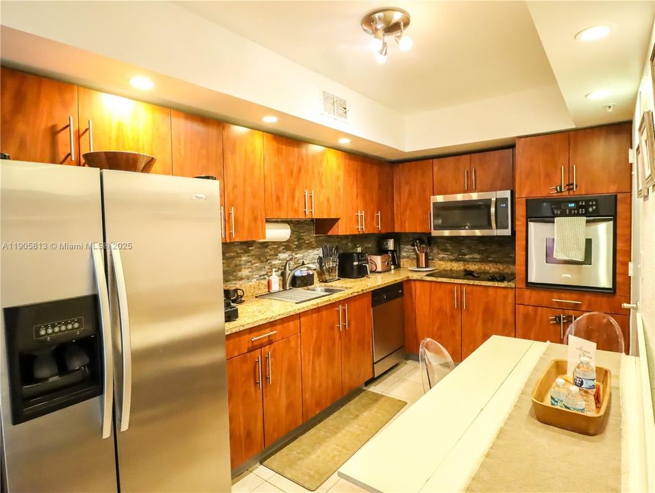For Sale: $470,000 (1 beds, 1 baths, 905 Square Feet)