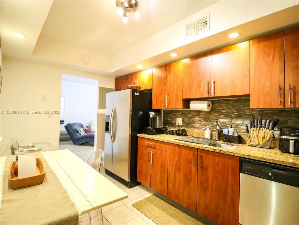 For Sale: $470,000 (1 beds, 1 baths, 905 Square Feet)