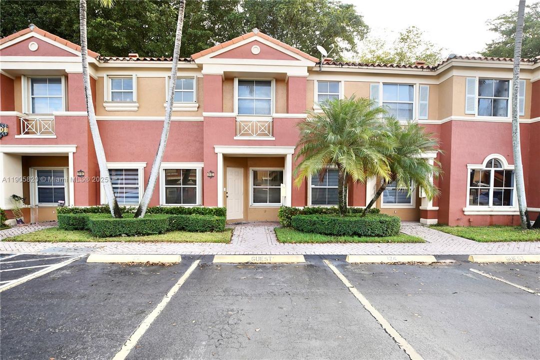 For Rent: $2,900 (2 beds, 2 baths, 1050 Square Feet)