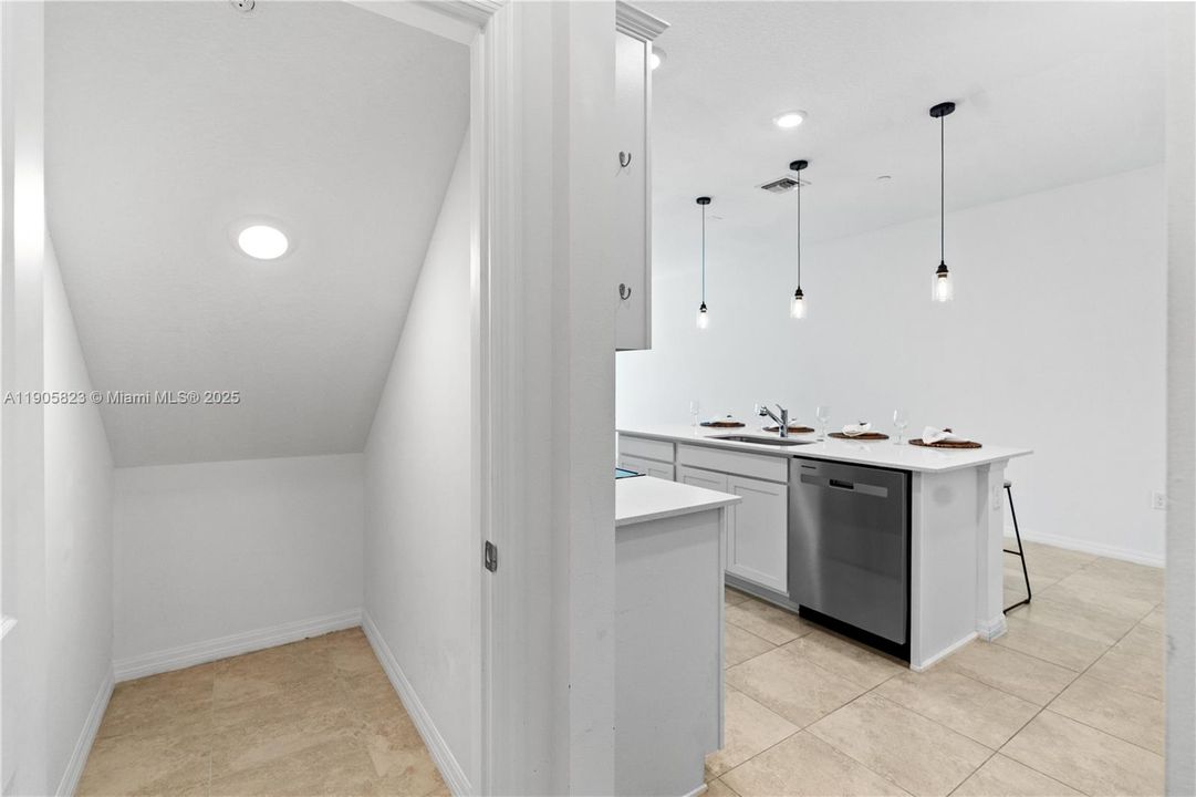 For Rent: $4,100 (3 beds, 2 baths, 1816 Square Feet)