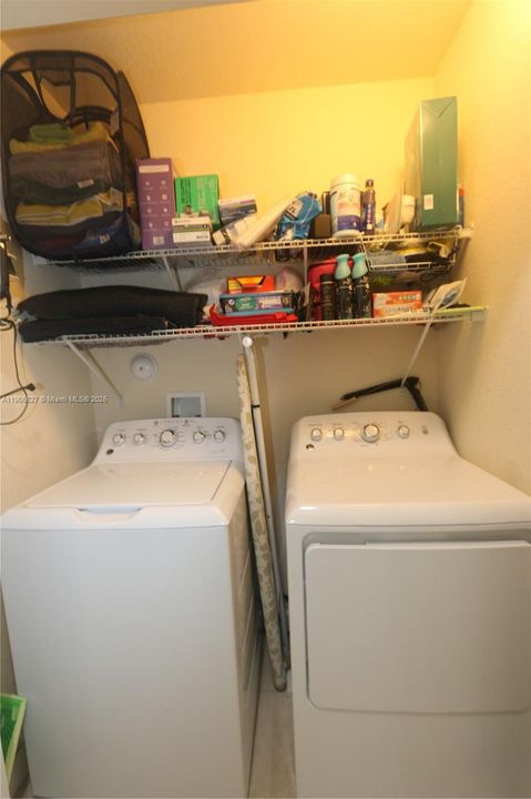 Под контрактом: $3,450 (4 спален, 3 ванн, 1940 Квадратных фут)