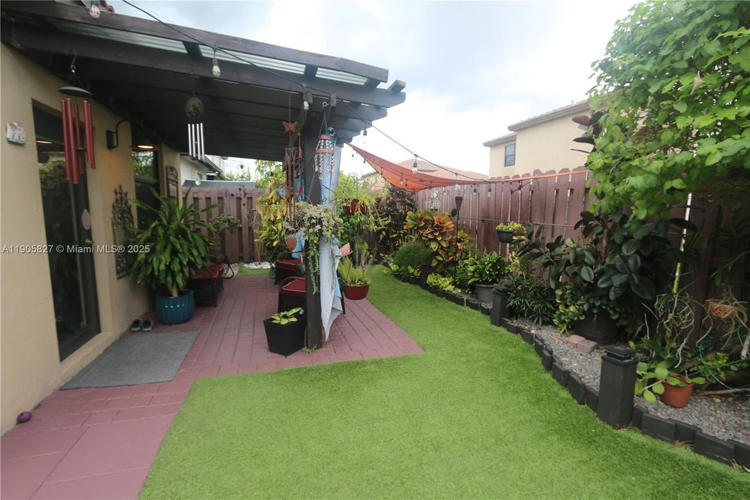 Под контрактом: $3,450 (4 спален, 3 ванн, 1940 Квадратных фут)