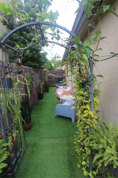 Под контрактом: $3,450 (4 спален, 3 ванн, 1940 Квадратных фут)