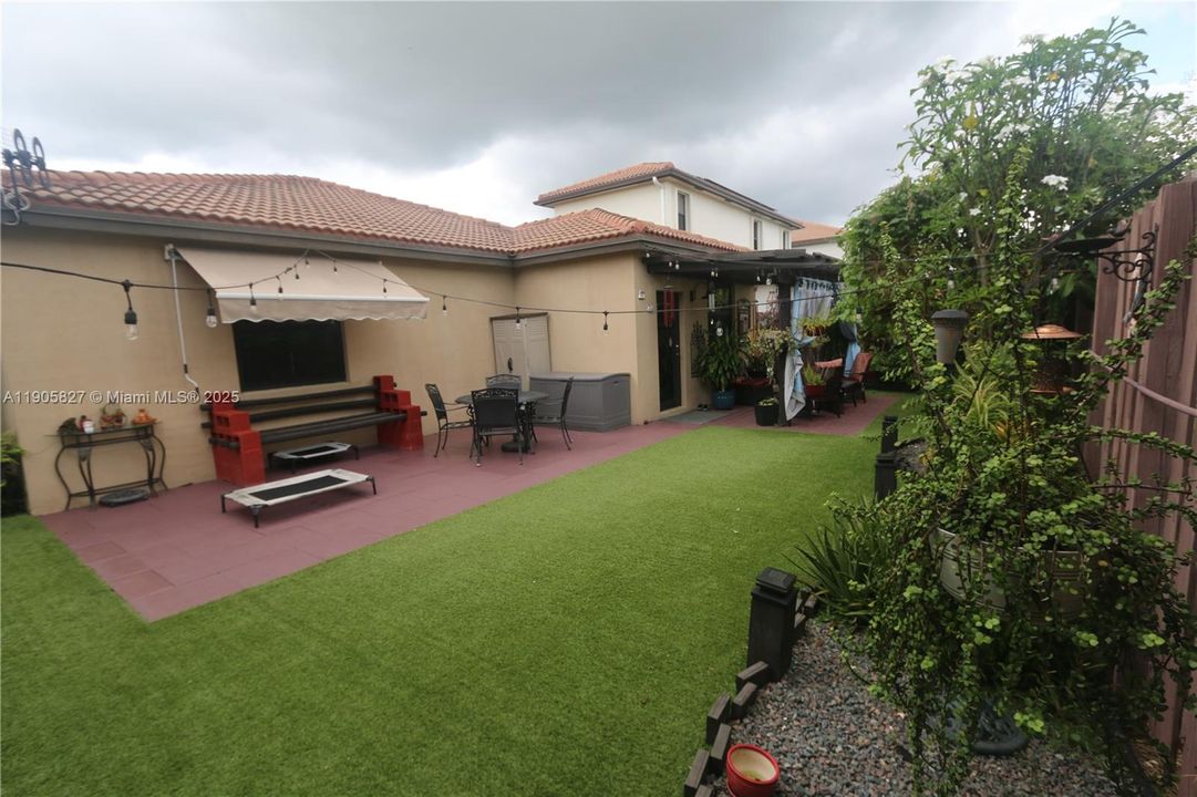 Под контрактом: $3,450 (4 спален, 3 ванн, 1940 Квадратных фут)