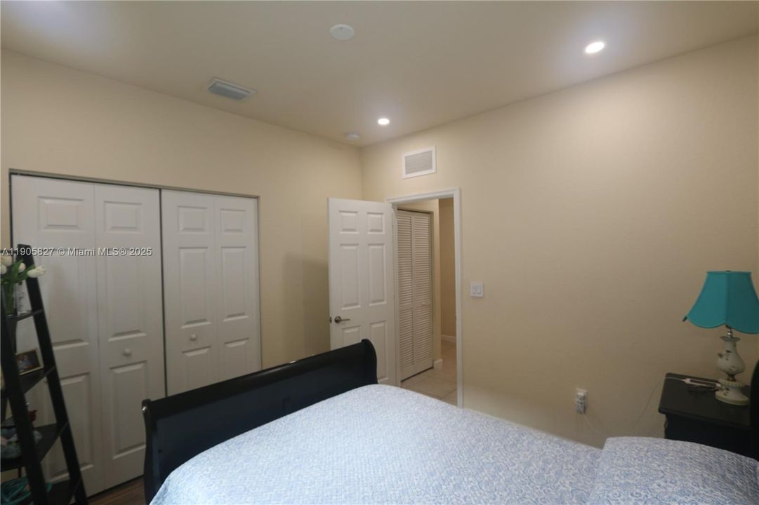 Под контрактом: $3,450 (4 спален, 3 ванн, 1940 Квадратных фут)