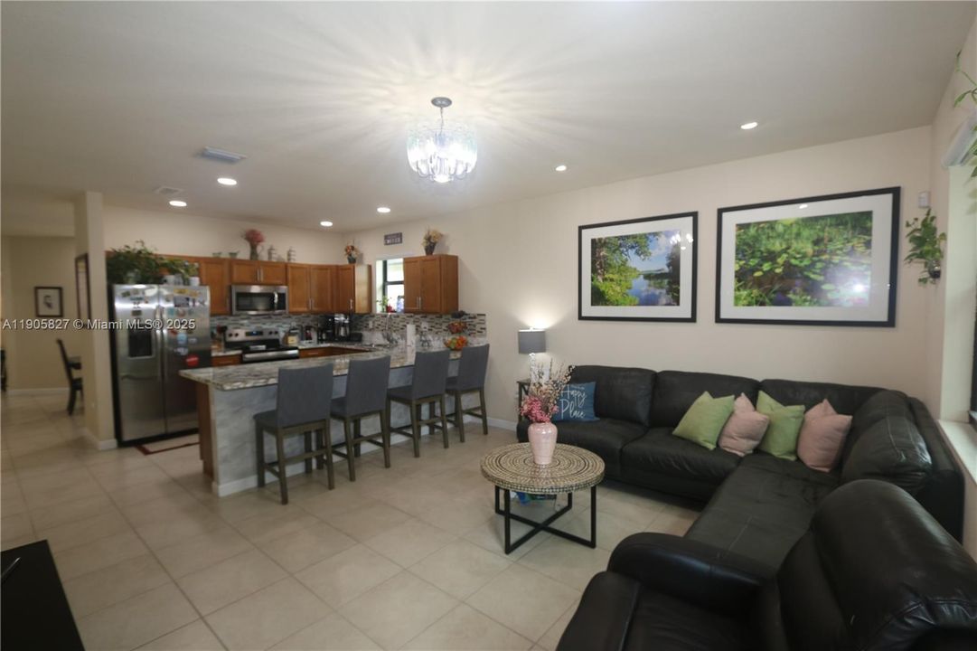 Под контрактом: $3,450 (4 спален, 3 ванн, 1940 Квадратных фут)