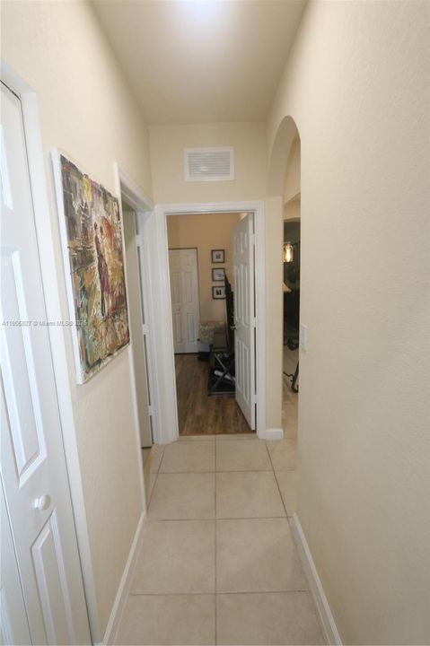 Под контрактом: $3,450 (4 спален, 3 ванн, 1940 Квадратных фут)