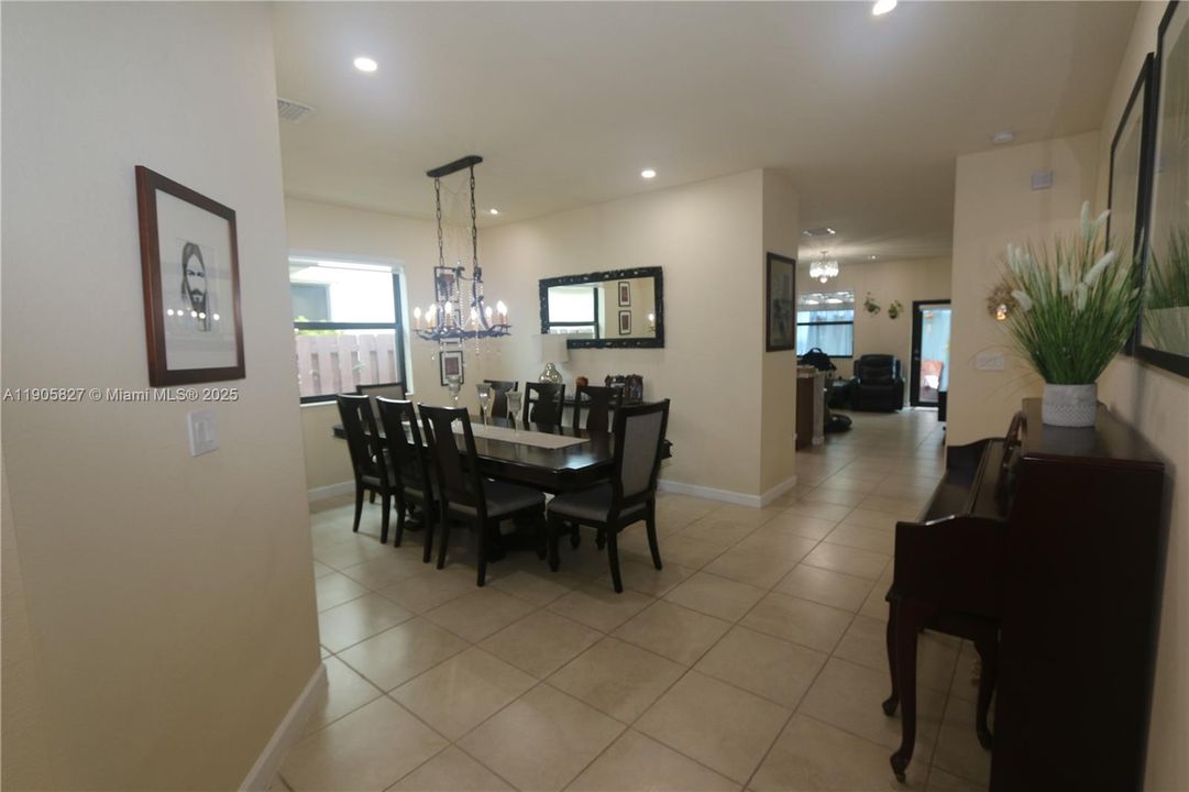 Под контрактом: $3,450 (4 спален, 3 ванн, 1940 Квадратных фут)