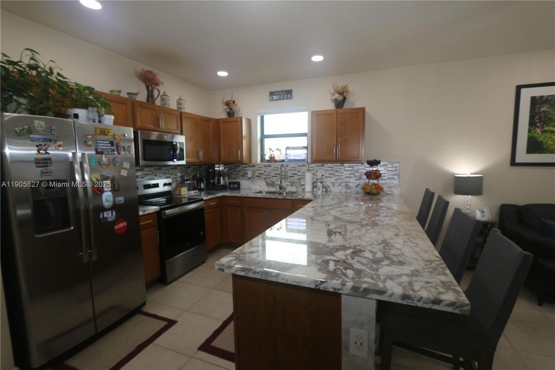 Под контрактом: $3,450 (4 спален, 3 ванн, 1940 Квадратных фут)