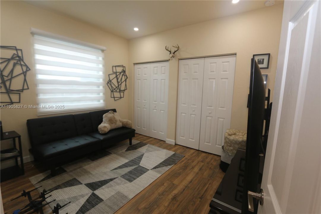 Под контрактом: $3,450 (4 спален, 3 ванн, 1940 Квадратных фут)