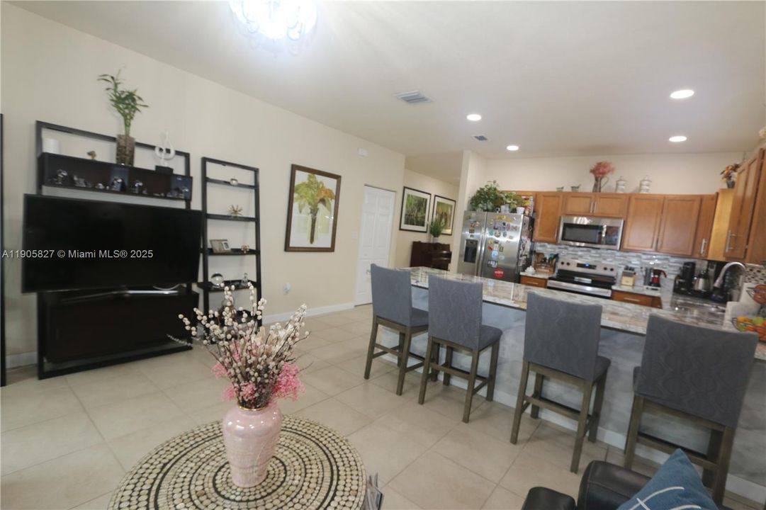 Под контрактом: $3,450 (4 спален, 3 ванн, 1940 Квадратных фут)