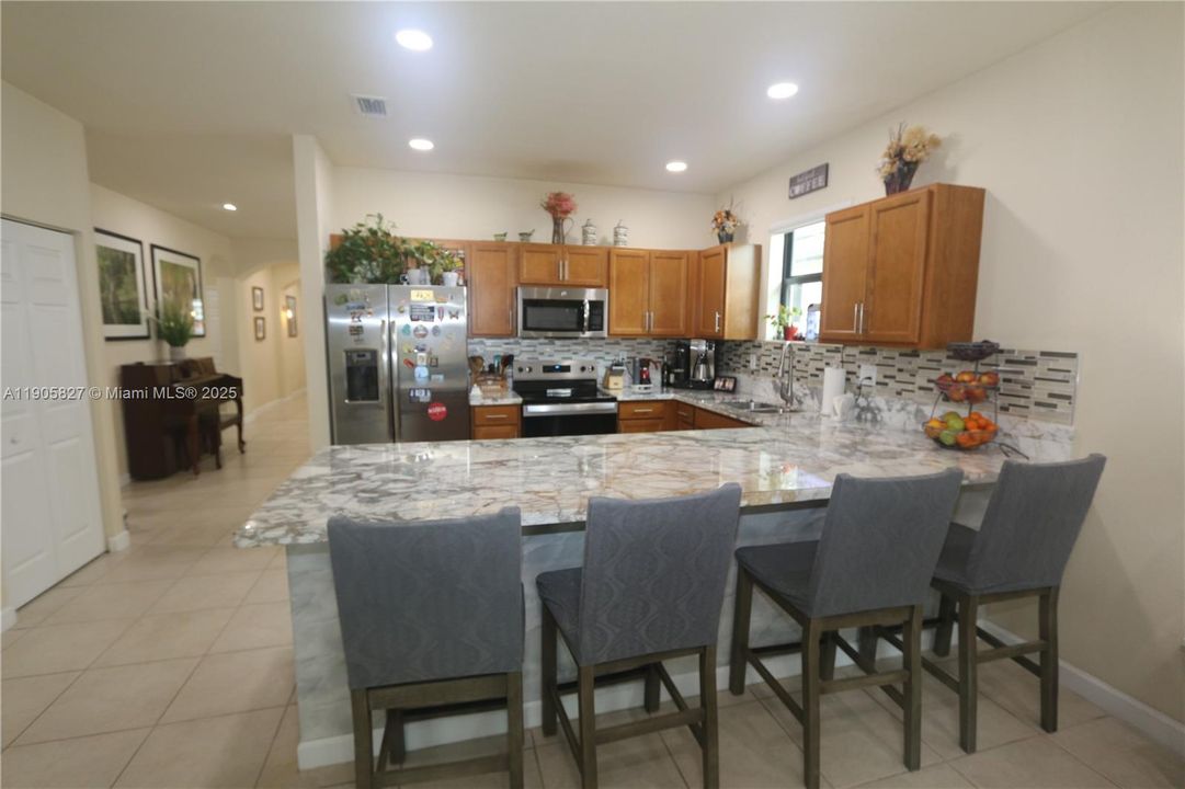 Под контрактом: $3,450 (4 спален, 3 ванн, 1940 Квадратных фут)