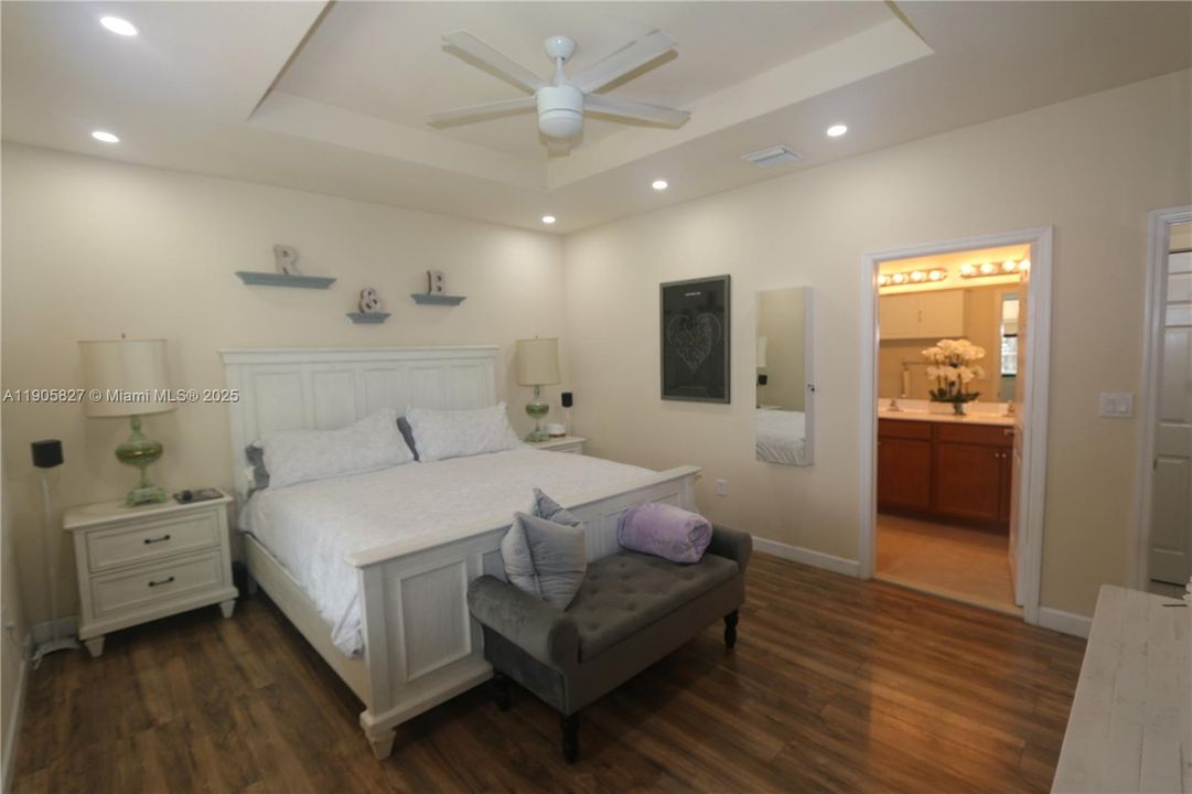 Под контрактом: $3,450 (4 спален, 3 ванн, 1940 Квадратных фут)