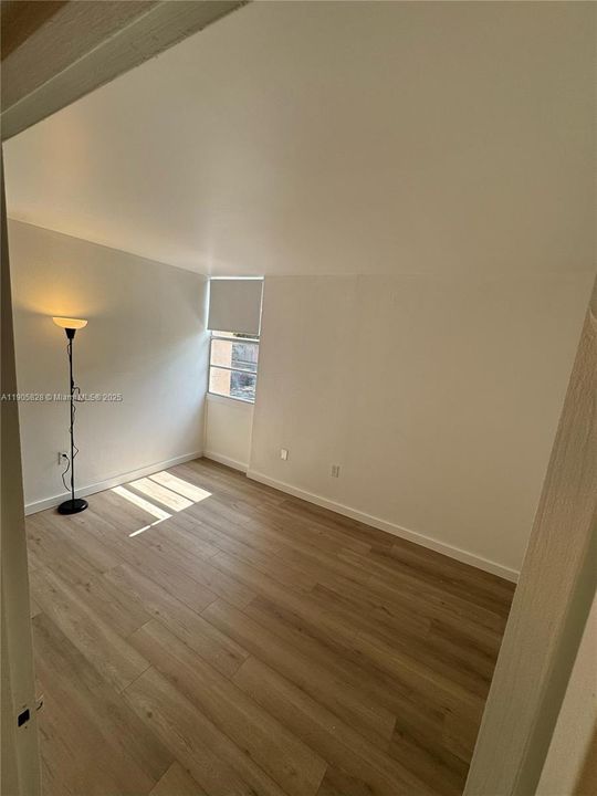For Rent: $2,450 (3 beds, 1 baths, 970 Square Feet)