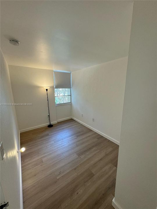 For Rent: $2,450 (3 beds, 1 baths, 970 Square Feet)