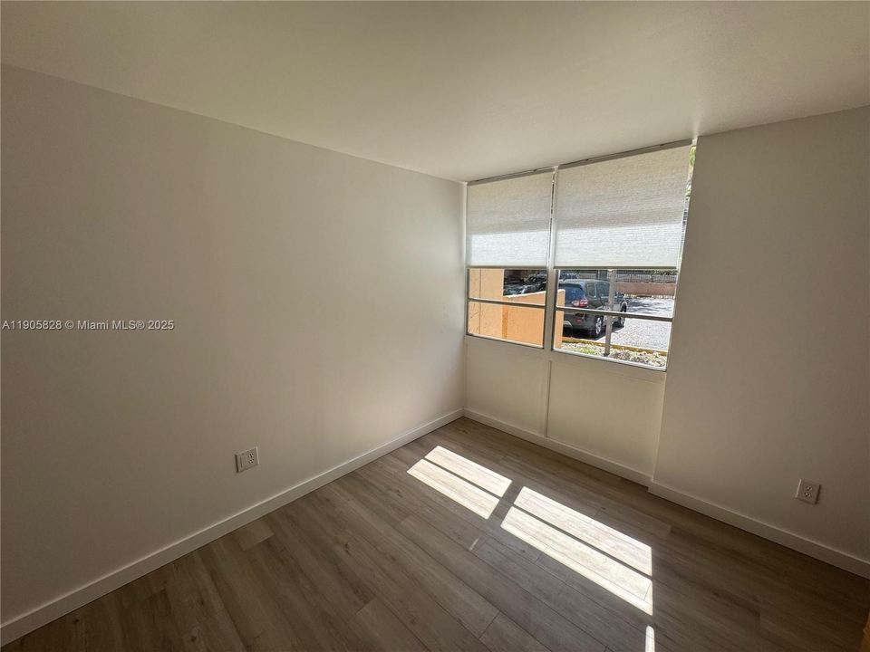 For Rent: $2,450 (3 beds, 1 baths, 970 Square Feet)