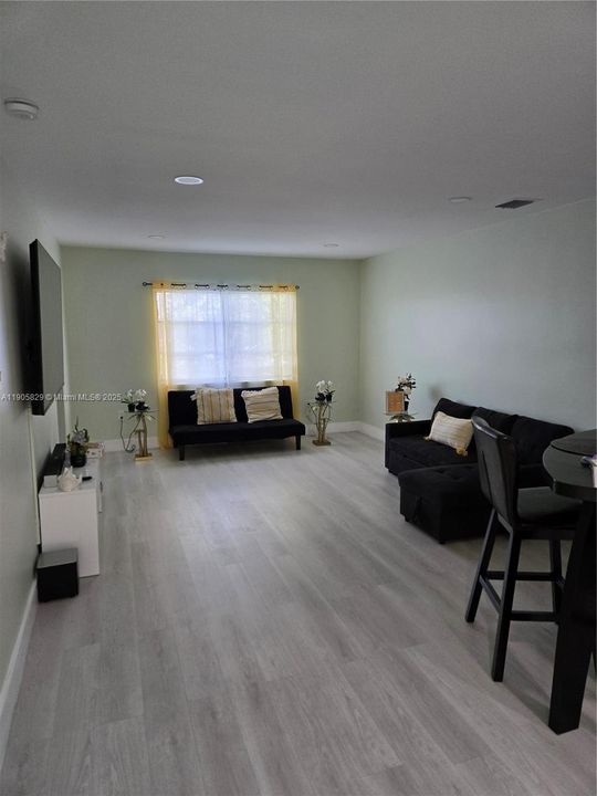 For Rent: $2,200 (2 beds, 1 baths, 850 Square Feet)