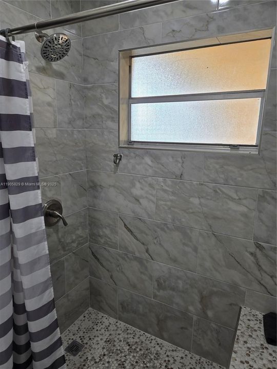 For Rent: $2,200 (2 beds, 1 baths, 850 Square Feet)