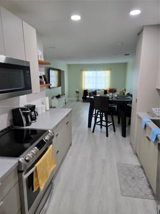 For Rent: $2,200 (2 beds, 1 baths, 850 Square Feet)