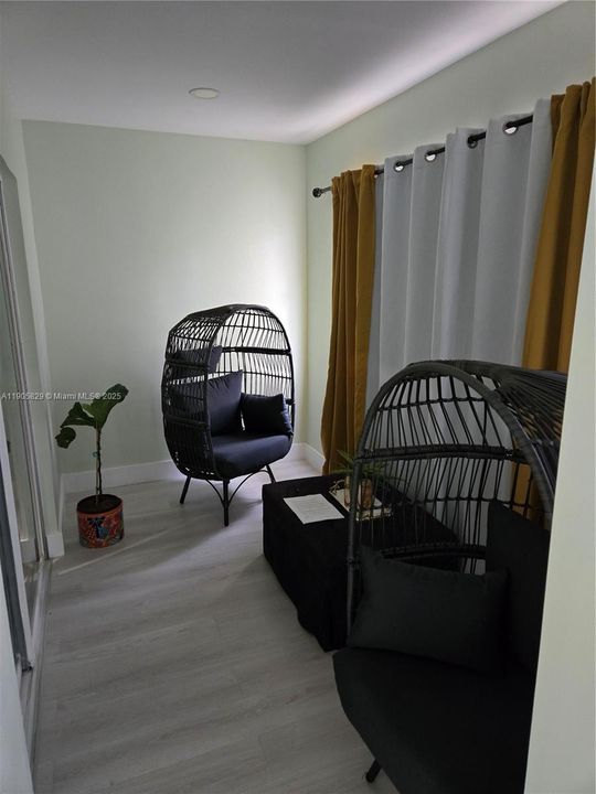 For Rent: $2,200 (2 beds, 1 baths, 850 Square Feet)