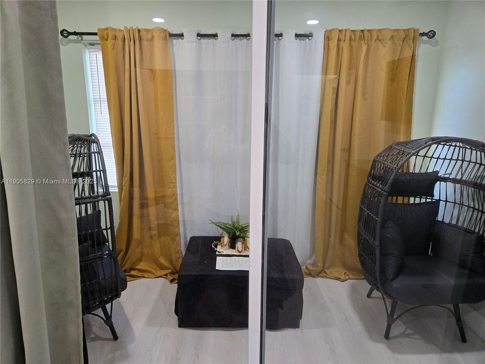 For Rent: $2,200 (2 beds, 1 baths, 850 Square Feet)