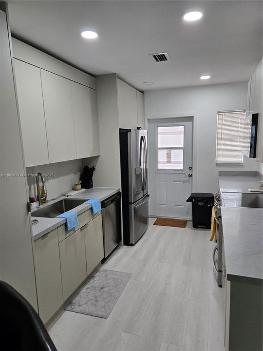 For Rent: $2,200 (2 beds, 1 baths, 850 Square Feet)