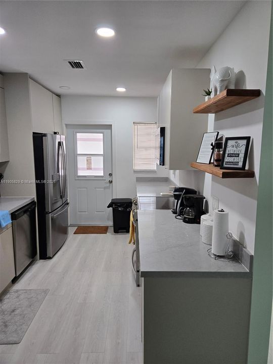 For Rent: $2,200 (2 beds, 1 baths, 850 Square Feet)