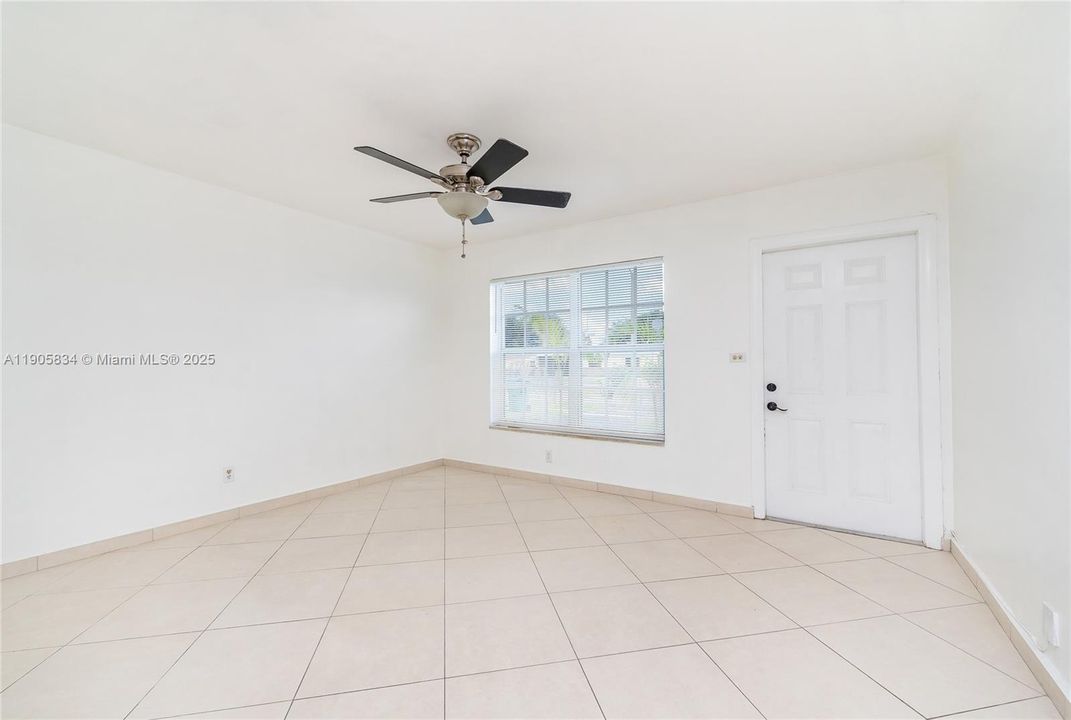 合同活跃: $589,000 (4 贝兹, 2 浴室, 1021 平方英尺)