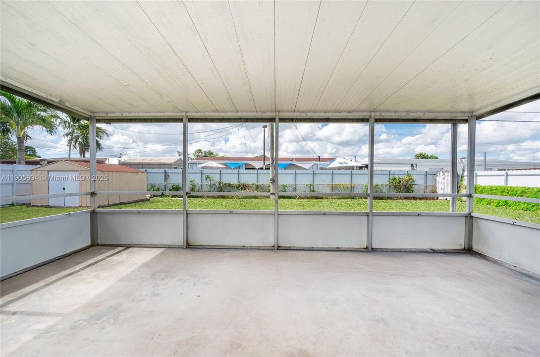 合同活跃: $589,000 (4 贝兹, 2 浴室, 1021 平方英尺)