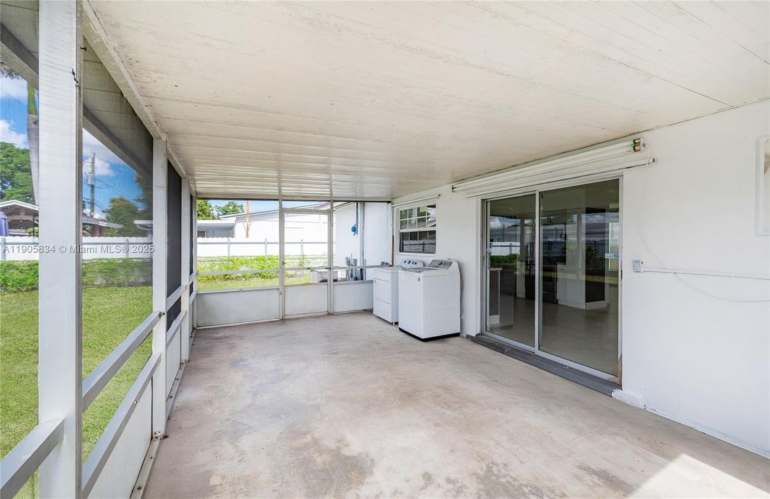 合同活跃: $589,000 (4 贝兹, 2 浴室, 1021 平方英尺)