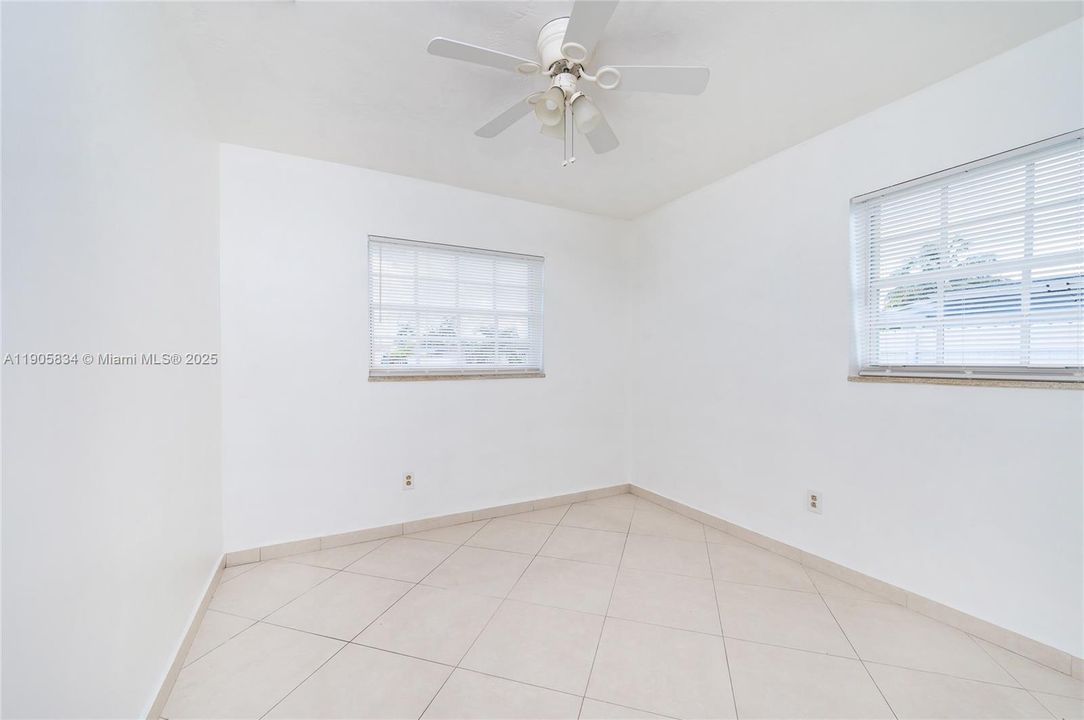 合同活跃: $589,000 (4 贝兹, 2 浴室, 1021 平方英尺)