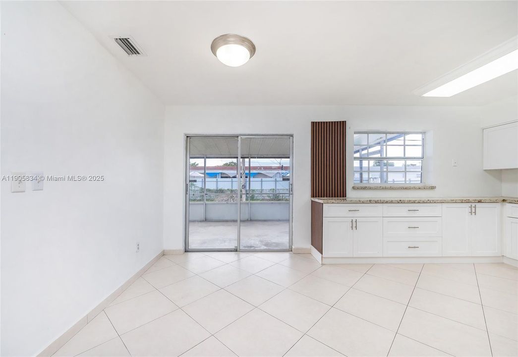 合同活跃: $589,000 (4 贝兹, 2 浴室, 1021 平方英尺)