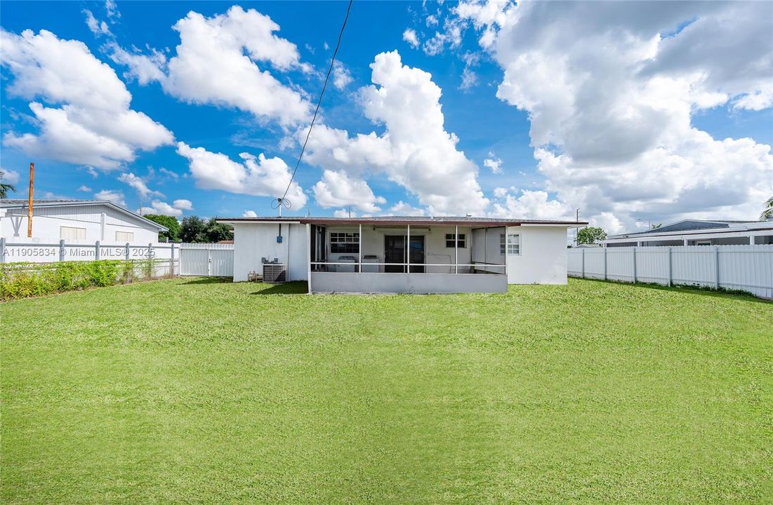 合同活跃: $589,000 (4 贝兹, 2 浴室, 1021 平方英尺)