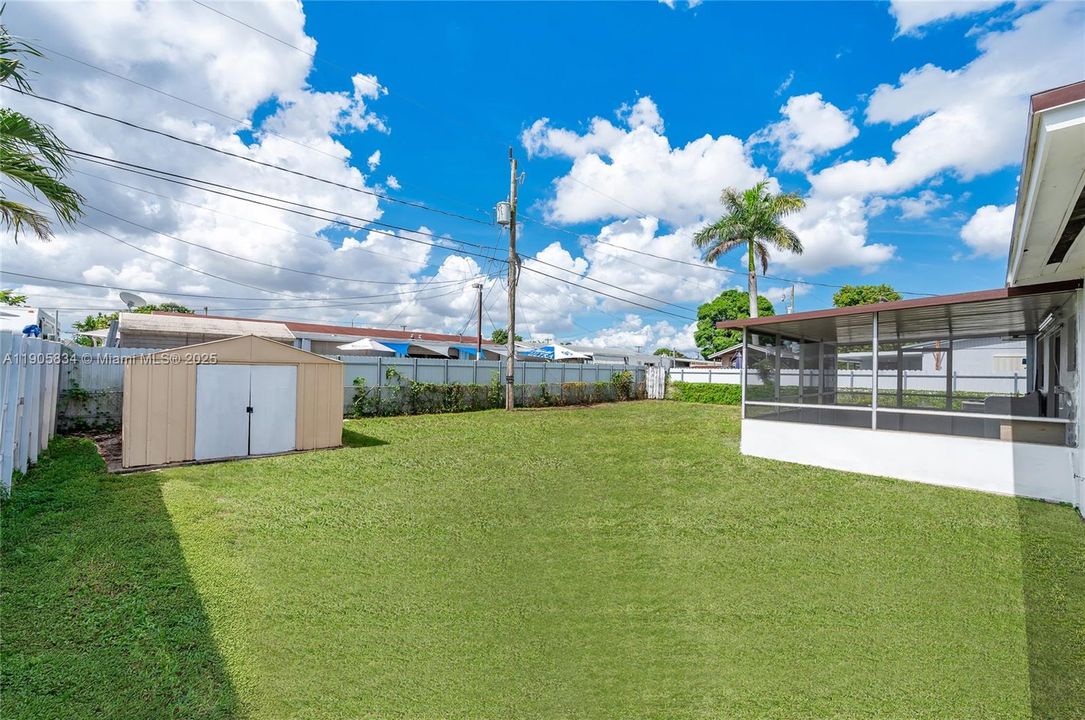 合同活跃: $589,000 (4 贝兹, 2 浴室, 1021 平方英尺)