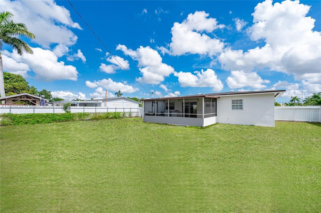 合同活跃: $589,000 (4 贝兹, 2 浴室, 1021 平方英尺)