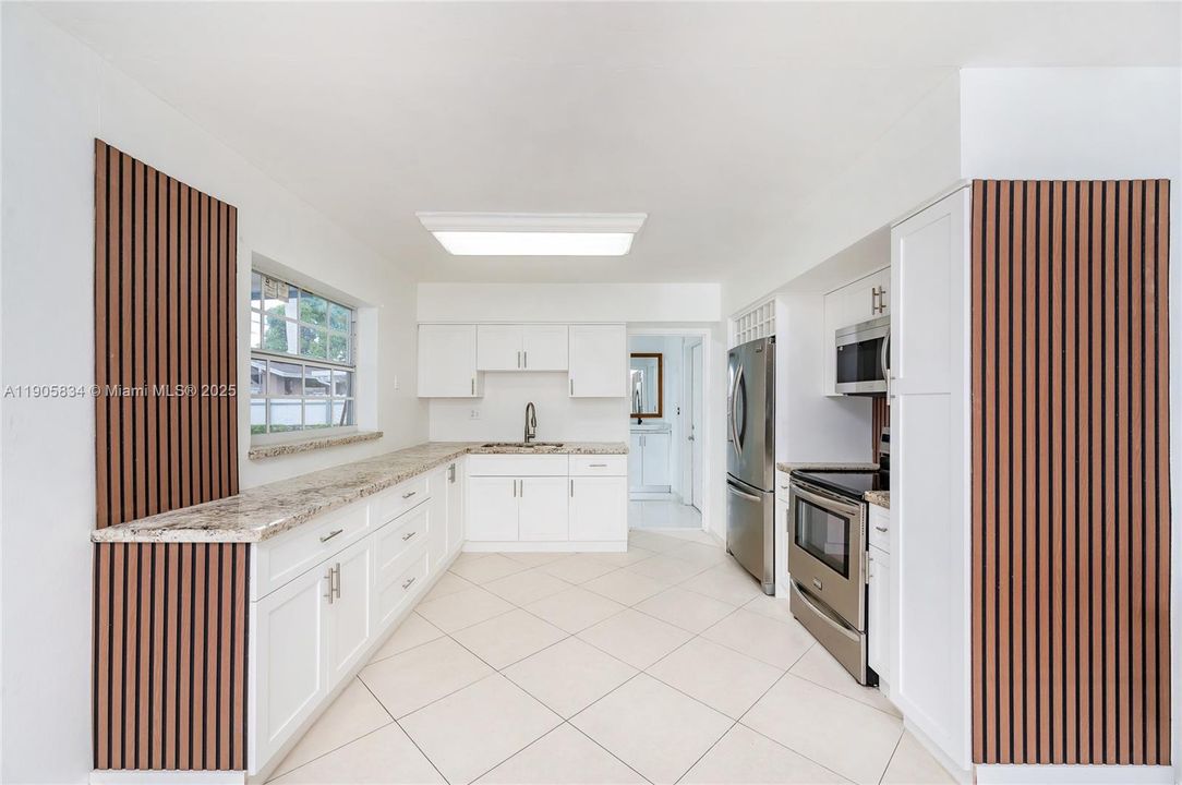 合同活跃: $589,000 (4 贝兹, 2 浴室, 1021 平方英尺)