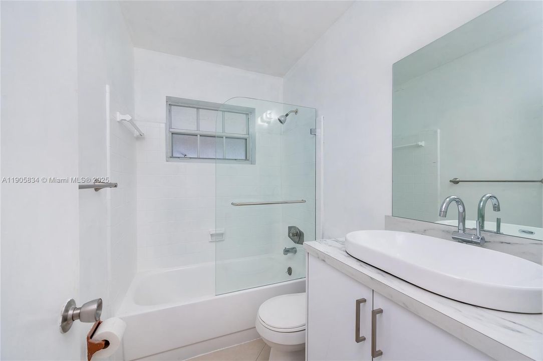 合同活跃: $589,000 (4 贝兹, 2 浴室, 1021 平方英尺)