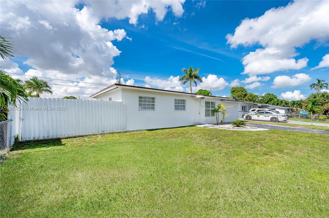 合同活跃: $589,000 (4 贝兹, 2 浴室, 1021 平方英尺)