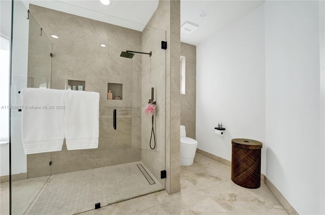 For Sale: $2,000,000 (5 beds, 3 baths, 3273 Square Feet)