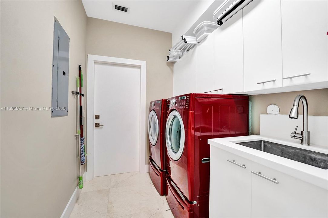 For Sale: $2,000,000 (5 beds, 3 baths, 3273 Square Feet)