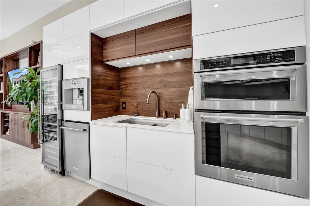 For Sale: $2,000,000 (5 beds, 3 baths, 3273 Square Feet)