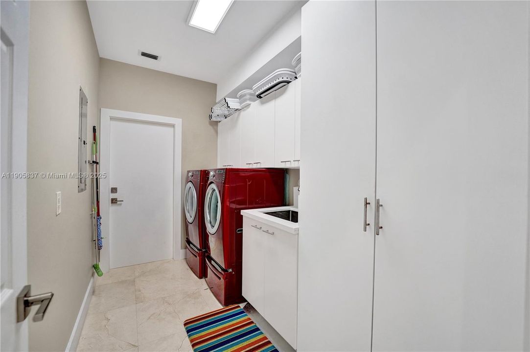 For Sale: $2,000,000 (5 beds, 3 baths, 3273 Square Feet)