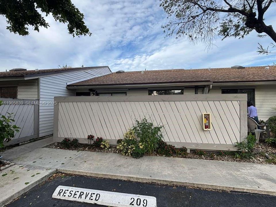 For Rent: $1,850 (1 beds, 1 baths, 816 Square Feet)