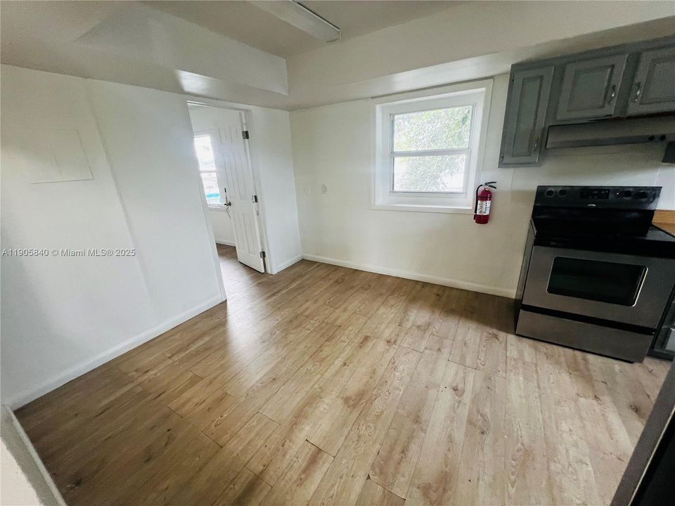 出租: $1,550 (2 贝兹, 1 浴室, 850 平方英尺)