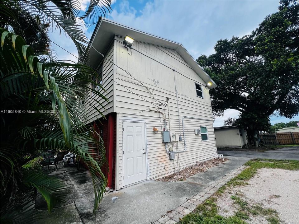 出租: $1,550 (2 贝兹, 1 浴室, 850 平方英尺)