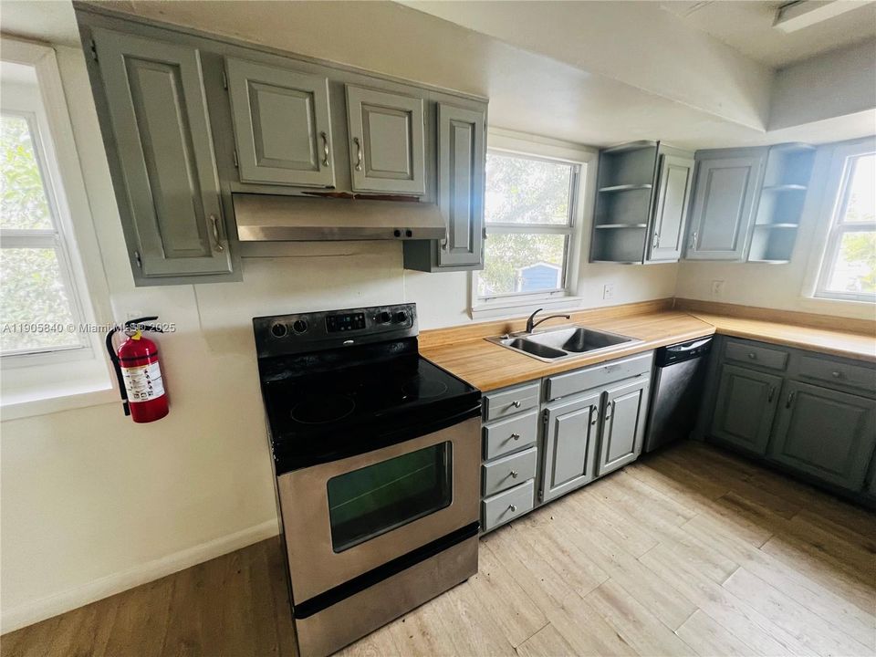 出租: $1,550 (2 贝兹, 1 浴室, 850 平方英尺)