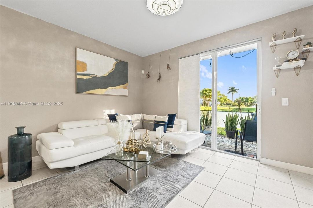 待售: $340,000 (2 贝兹, 2 浴室, 1294 平方英尺)